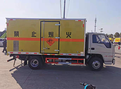 泰来爆破器材运输车工人安全操作规范与智能技术保障